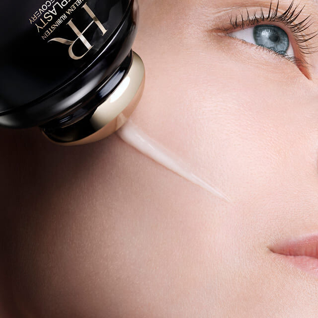 Applicatore di Helena Rubinstein Replasty Eye & Face Contour Concentrate che stende la crema sulla guancia di una donna.