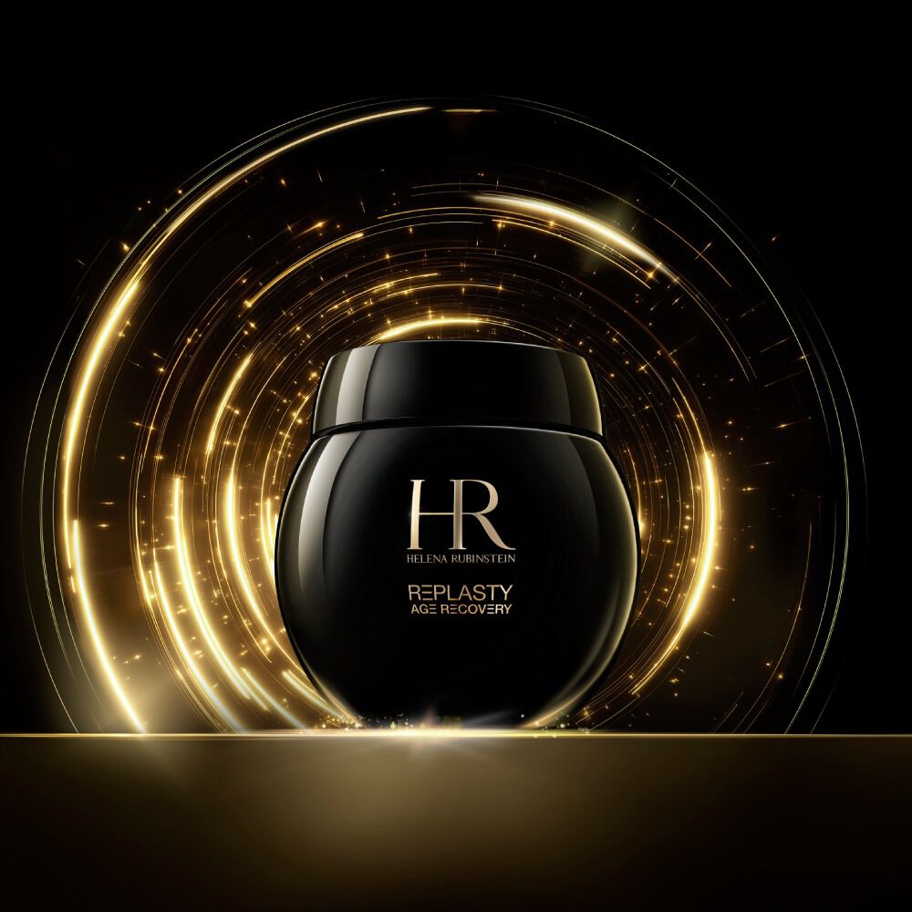 Un unico vasetto nero di crema Helena Rubinstein Re-Plasty Age Recovery, evidenziato da scie di luce dorata su uno sfondo scuro.