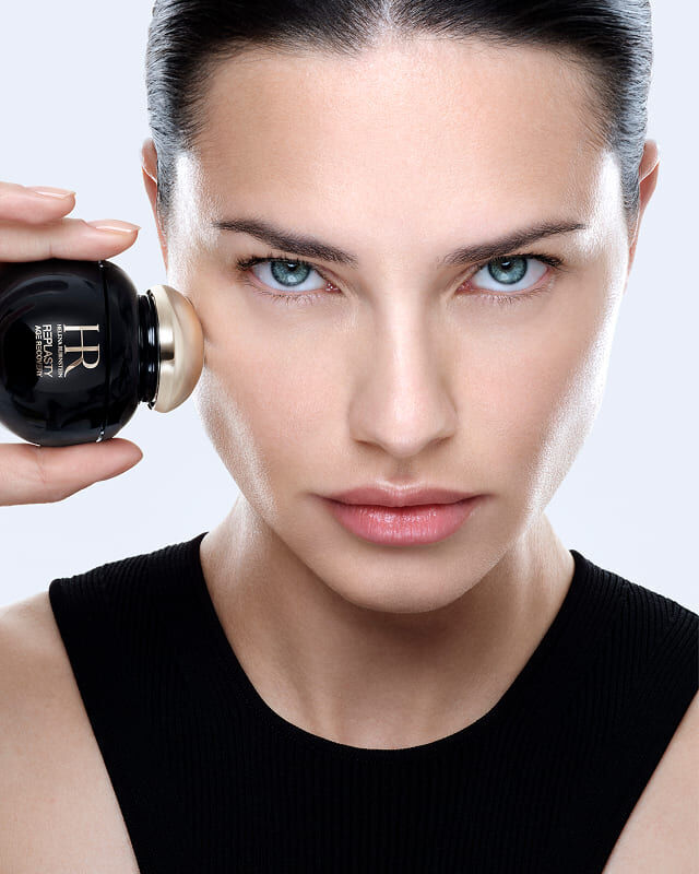 Adriana Lima applica Helena Rubinstein REPLASTY Age Recovery con il suo applicatore dorato.