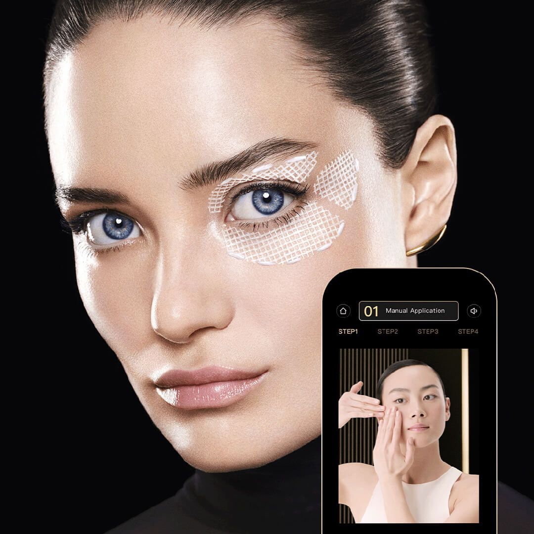 Primo piano del viso di una donna con patch oculari. Un telefono mostra un tutorial.