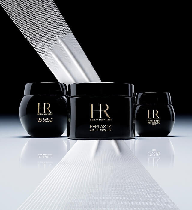 Tre vasi neri di crema Helena Rubinstein Re-Plasty Age Recovery, uno grande al centro e due piu piccoli ai lati, con strisce bianche che evocano bende, su sfondo scuro.