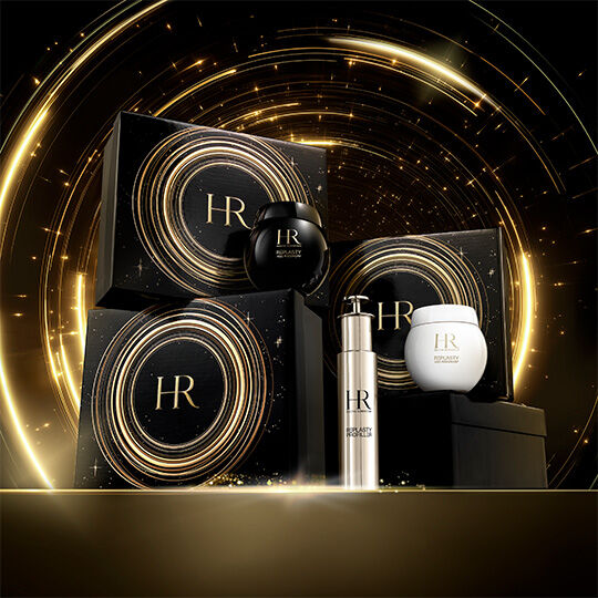 Una lussuosa presentazione di prodotti Helena Rubinstein, con due cofanetti regalo neri adornati con motivi dorati, una crema Re-Plasty Age Recovery in un vasetto nero, un siero Re-Plasty Pro-Filler in un flacone argentato e una crema Re-Plasty Age Recovery in un vasetto bianco. L'insieme e esposto su una superficie dorata su uno sfondo nero con spirali luminose dorate, evocando eleganza e raffinatezza.