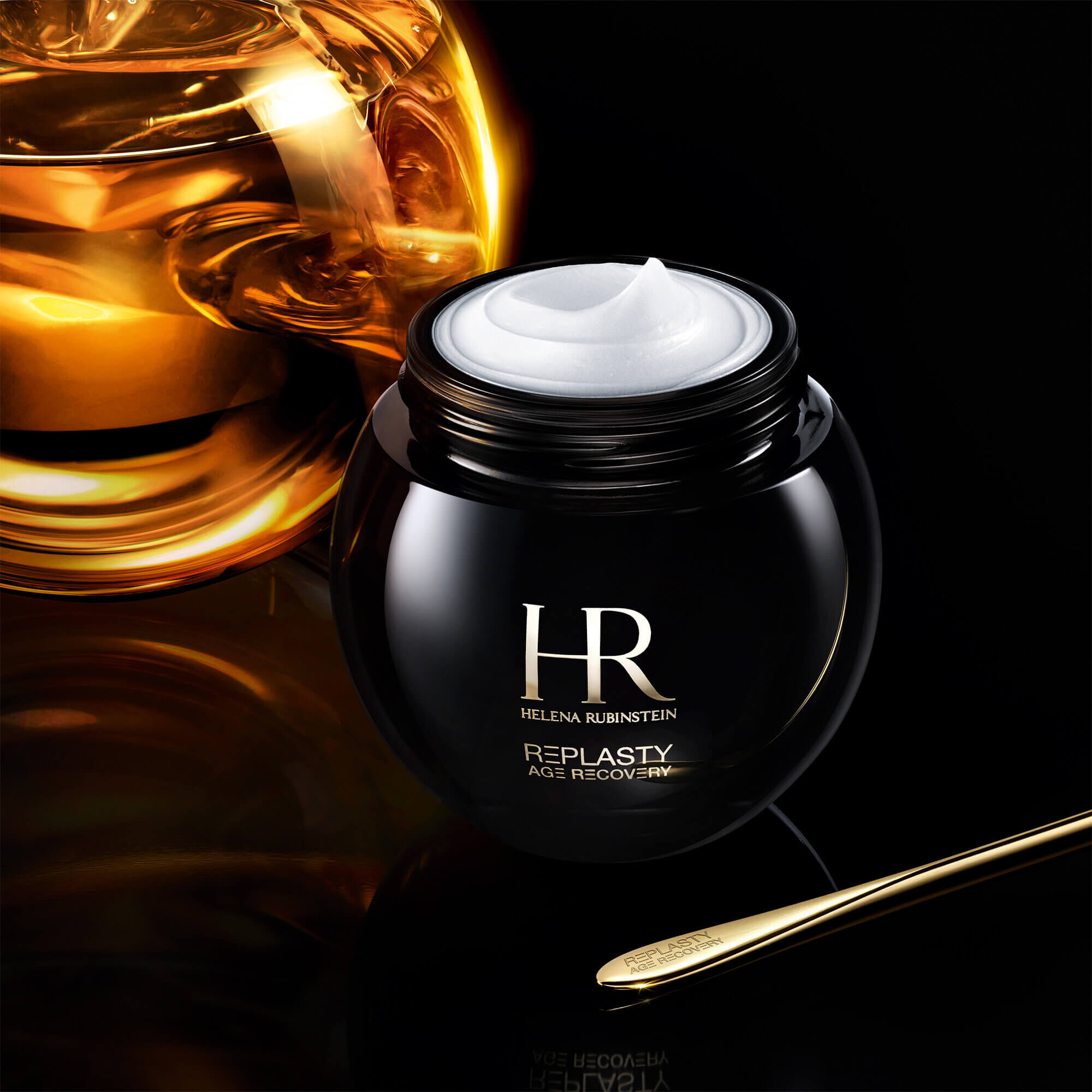 Barattolo aperto della crema Helena Rubinstein Replasty Age Recovery Night 30PX con una molecola dorata su sfondo nero