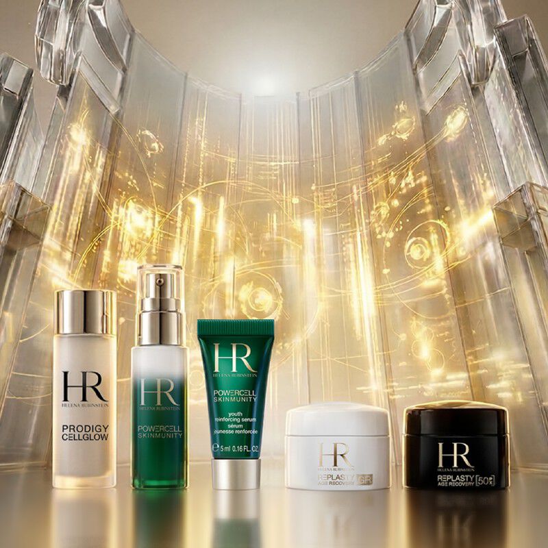 Set Helena Rubinstein e pochette bianca sotto un glicine.​