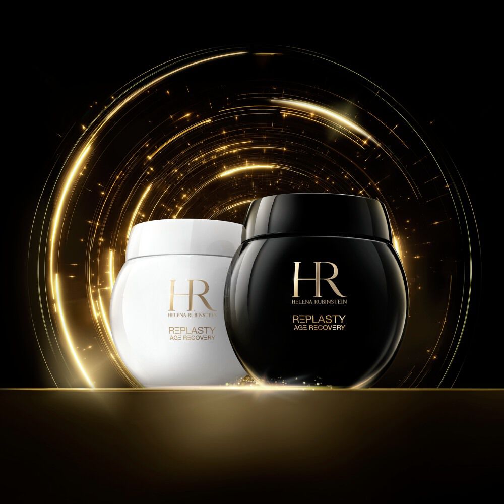 Creme Helena Rubinstein Re-Plasty Age Recovery in vasetti bianchi e neri, circondate da scie di luce dorata su uno sfondo nero.