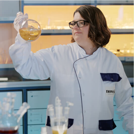 Scienziato che formula Pro-Xylane™ in laboratorio per l’innovazione Helena Rubinstein Replasty.