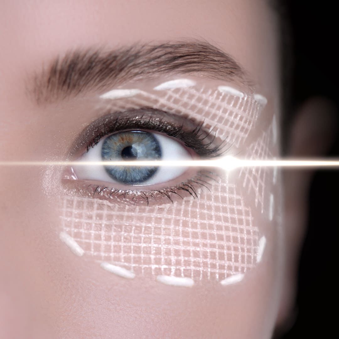 Scatto macro dell'occhio di una modella per Helena Rubinstein, con una sovrapposizione di texture a "bendaggio" futuristica e un raggio simile a un laser per dimostrare la precisione del trattamento Replasty Age Recovery occhi nel rimodellare il contorno occhi.