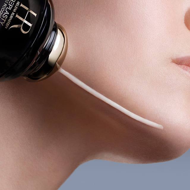 Applicatore di Helena Rubinstein Replasty Eye & Face Contour Concentrate che stende la crema sulla guancia di una donna.