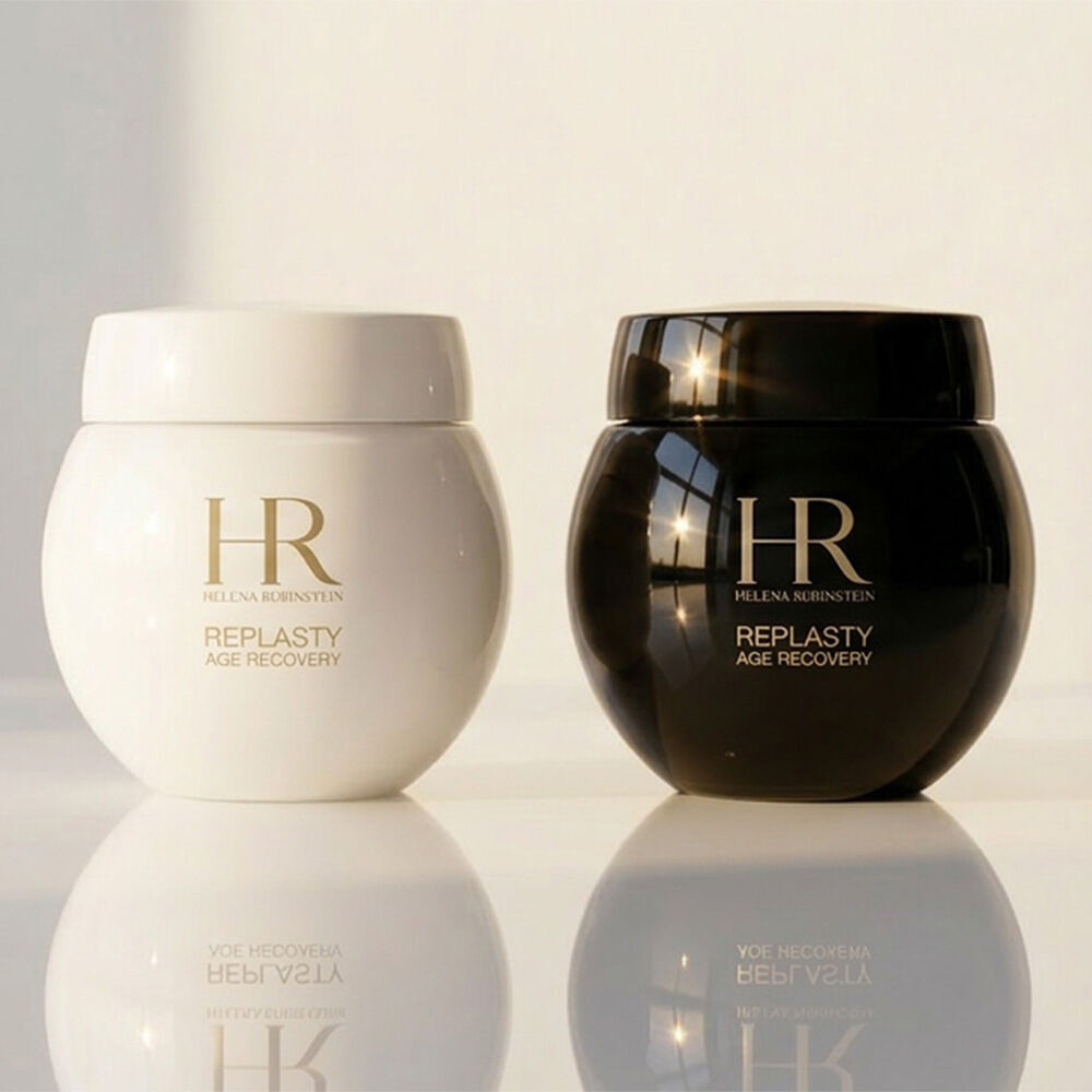 Vasetti Replasty Age Recovery Day in un vortice di texture cremosa.​