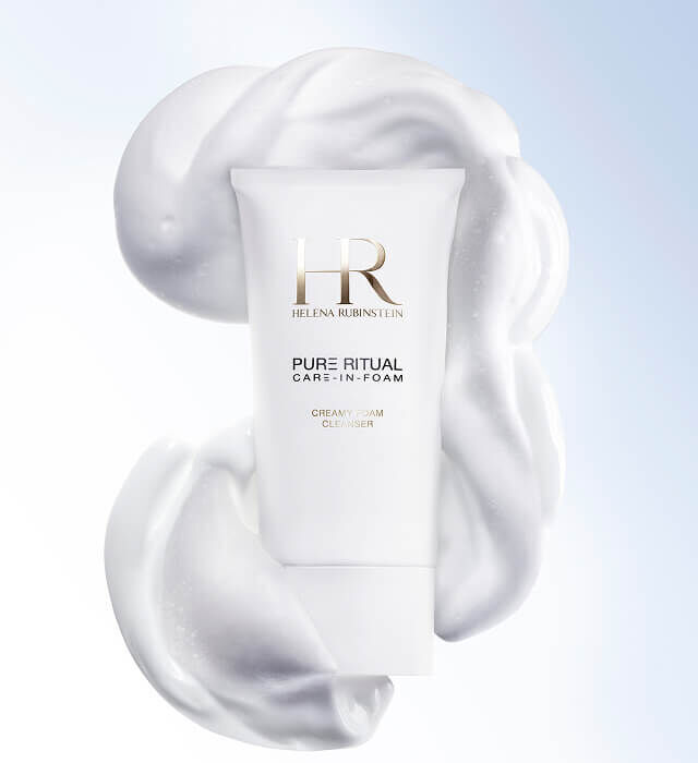 Tubo di Pure Ritual Care-in-Foam di Helena Rubinstein, caratterizzato da una consistenza densa e setosa che passa da crema a schiuma.