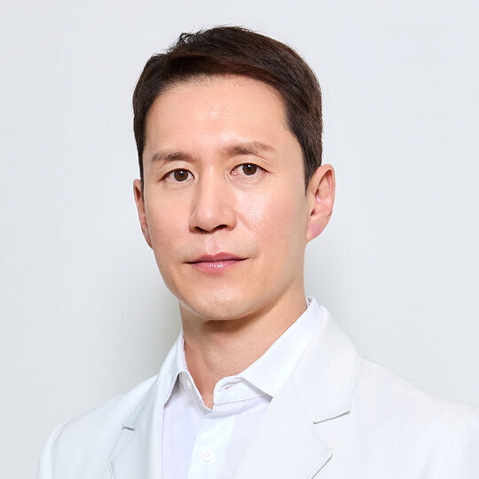 Ritratto del dottor Hong, eminente dermatologo presso la clinica hus,hu e partner di Helena Rubinstein.