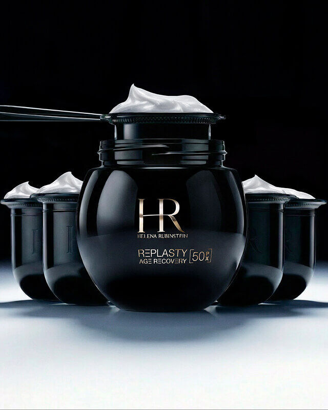 Vaso ricaricabile Helena Rubinstein Replasty che evidenzia il risparmio di materiali a ridotto impatto ambientale.