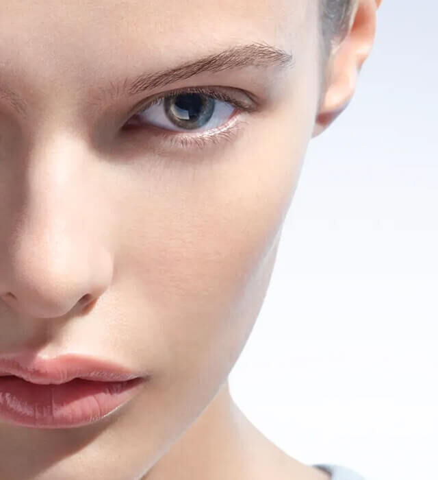 Modella con pelle pulita che illustra i benefici di Pure Ritual: rimuove le impurita, preserva la barriera cutanea e riequilibra la pelle.