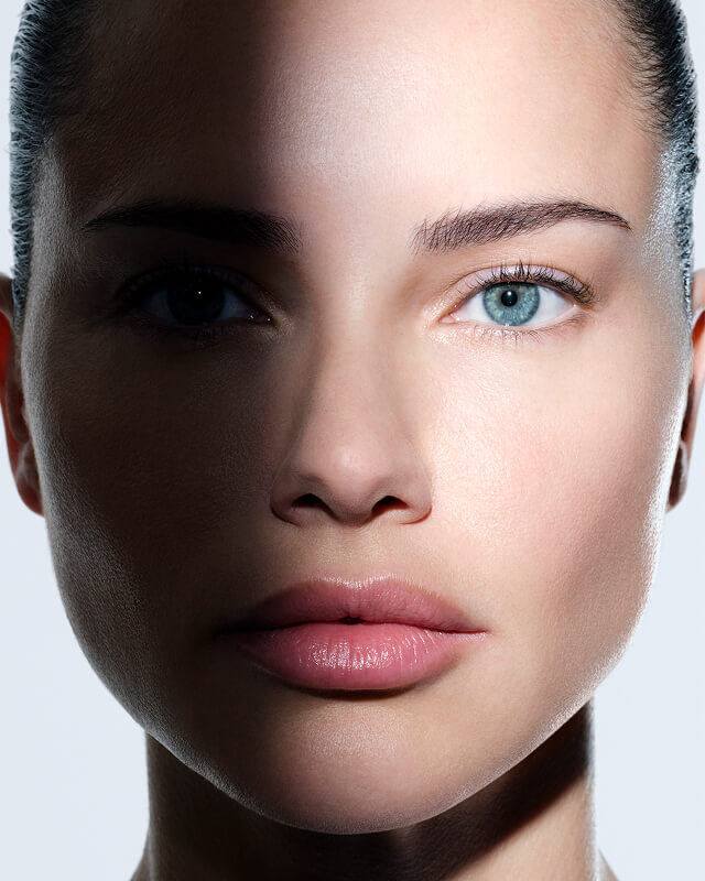 Viso di donna con crema Helena Rubinstein REPLASTY e innovativa texture effetto benda sulla guancia.