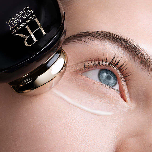 Applicatore di Helena Rubinstein Replasty Eye & Face Contour Concentrate che stende la crema sulla guancia di una donna.