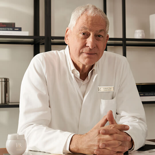 Dr. Michel E. Pfulg, associato a Helena Rubinstein REPLASTY, in un ambiente professionale.
