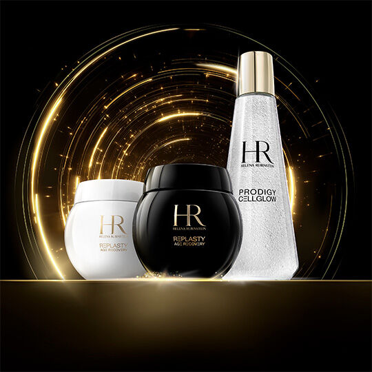 Creme Helena Rubinstein Re-Plasty Age Recovery (vasetti bianchi e neri) e una bottiglia Prodigy Cellglow, su uno sfondo di luce dorata scintillante su nero.