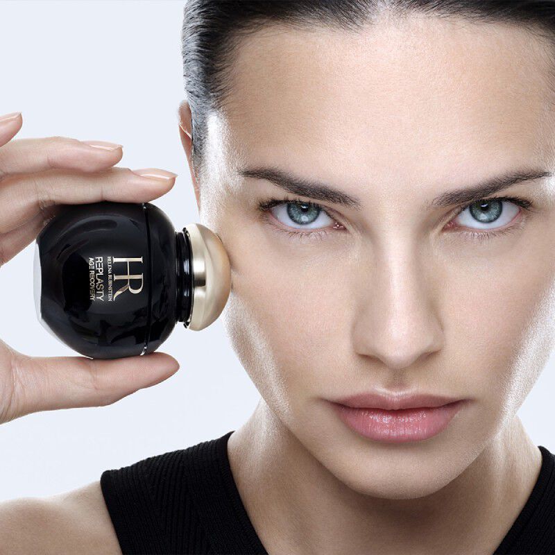 Adriana Lima con il vasetto Replasty Age Recovery Helena Rubinstein​