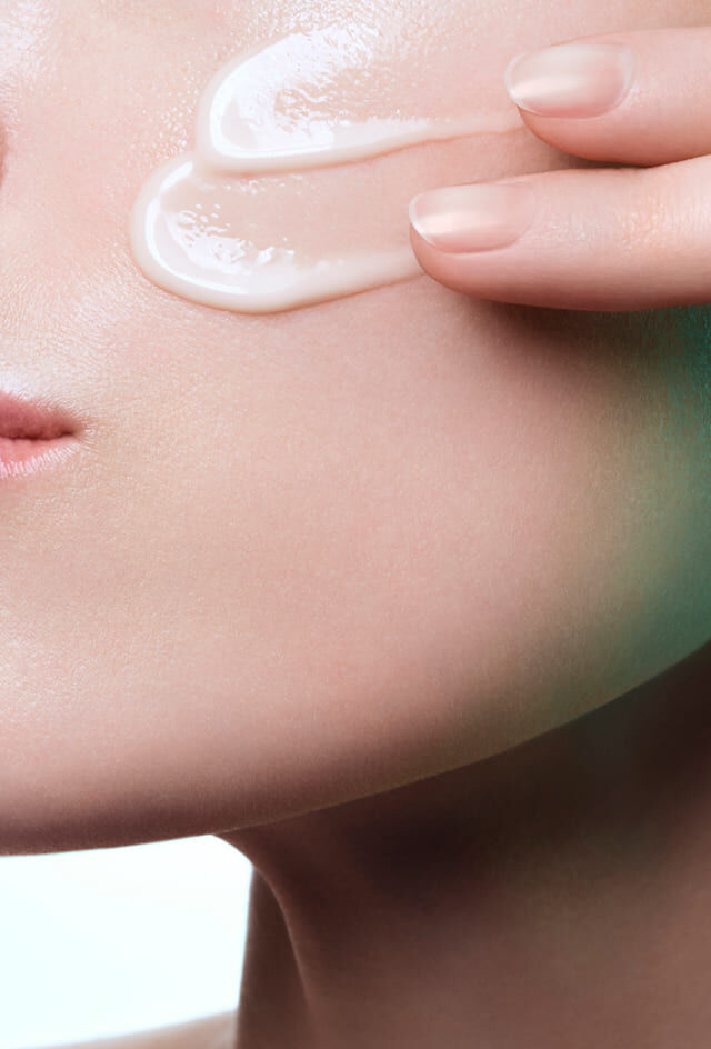Applicare il siero Powercell Skinmunity [EXO], dalla texture leggera, sulle guance per un assorbimento immediato.