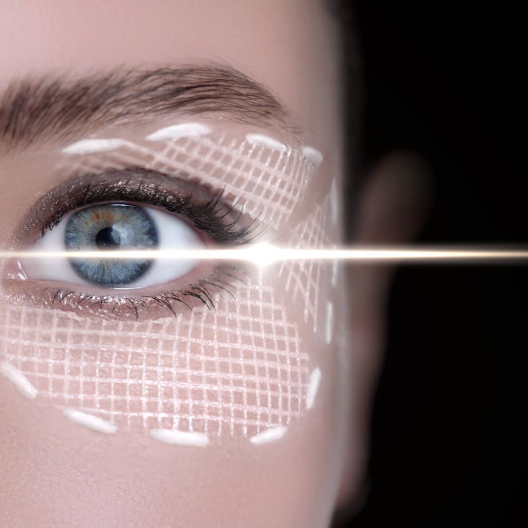 Primo piano di un occhio, con un motivo a griglia e un fascio di luce.