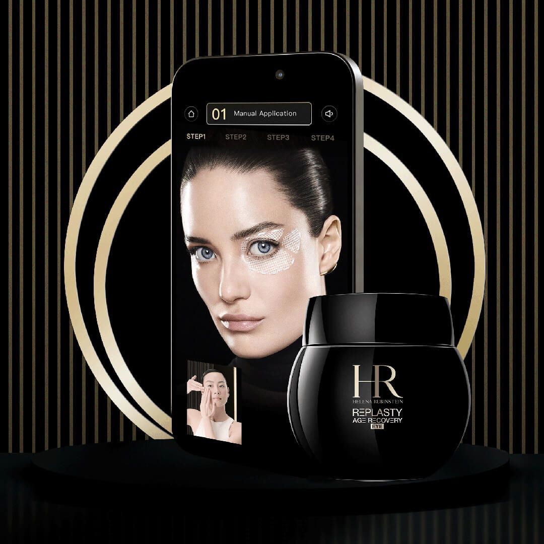Vaso Helena Rubinstein e smartphone con tutorial per gli occhi con patch.