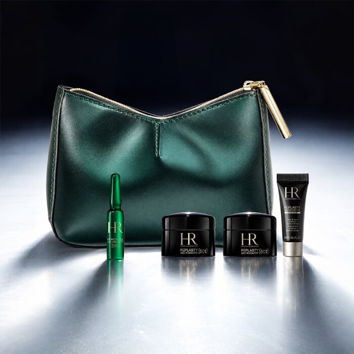 Una trousse verde di Helena Rubinstein in primo piano su uno sfondo luminoso, circondata da quattro prodotti per la cura della pelle in formato mini.