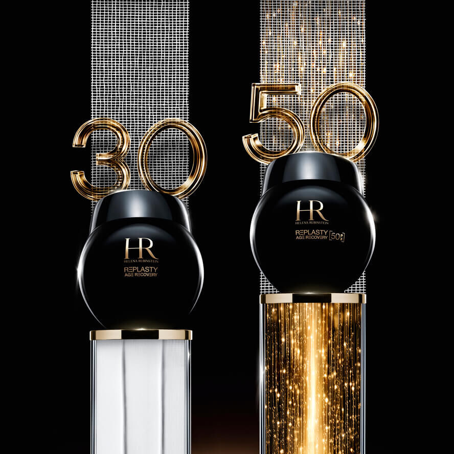 Due vasi neri di crema "Helena Rubinstein Re-Plasty" su supporti, con i numeri dorati e luminosi "30" e "50" sullo sfondo, su sfondo nero.
