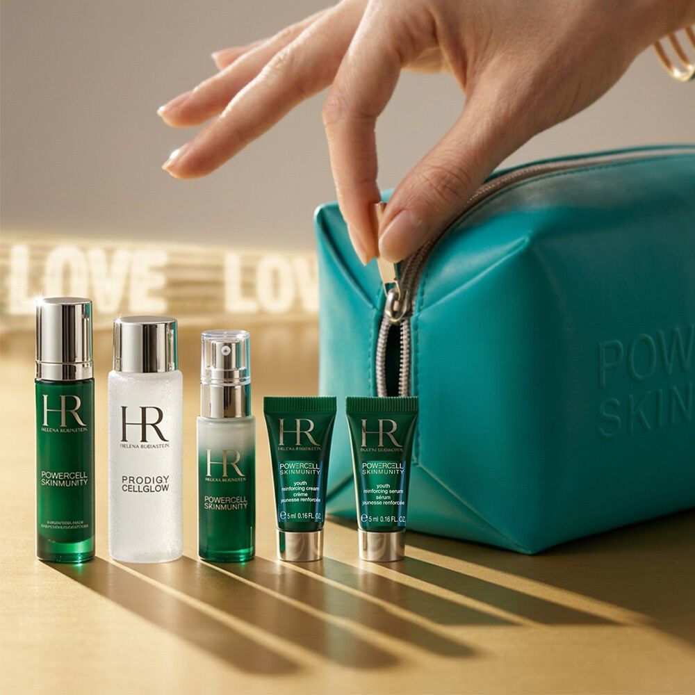 Set Helena Rubinstein e pochette bianca sotto un glicine.​