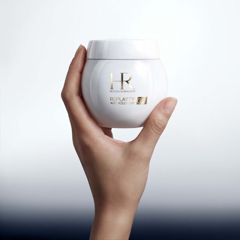 Mano con vasetto Helena Rubinstein RePLASTY Age Recovery.​