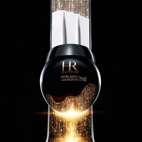 Banner Helena Rubinstein Re-Plasty Age Recovery: elegante vasetto di crema nero, al centro, con riflessi dorati ed elementi liquidi ambrati sullo sfondo. Atmosfera scura e lussuosa.​