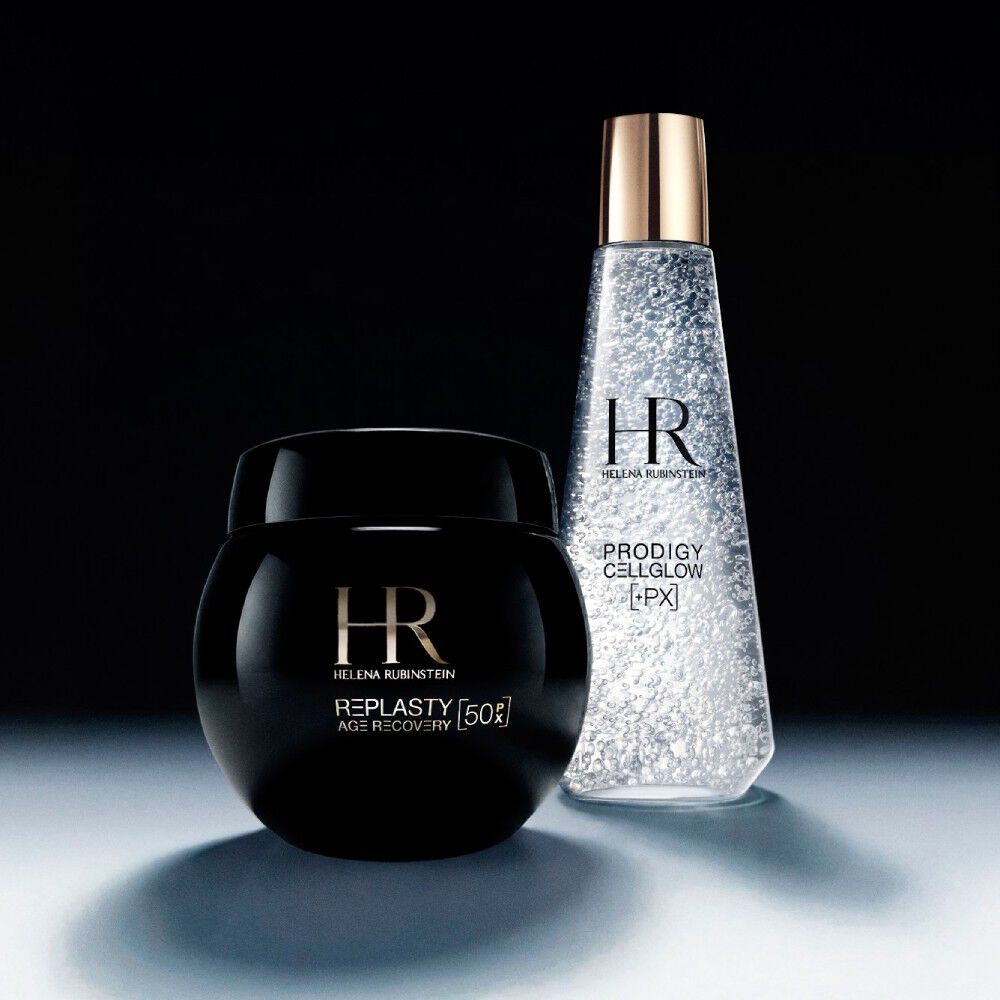 Flacone di siero Prodigy Cellglow (chiaro, bolle) e vasetto di crema Re-Plasty (nero) Helena Rubinstein. Appoggiati su uno sfondo bianco testurizzato e luminoso, che simboleggia l'eleganza e l'efficacia dei trattamenti.